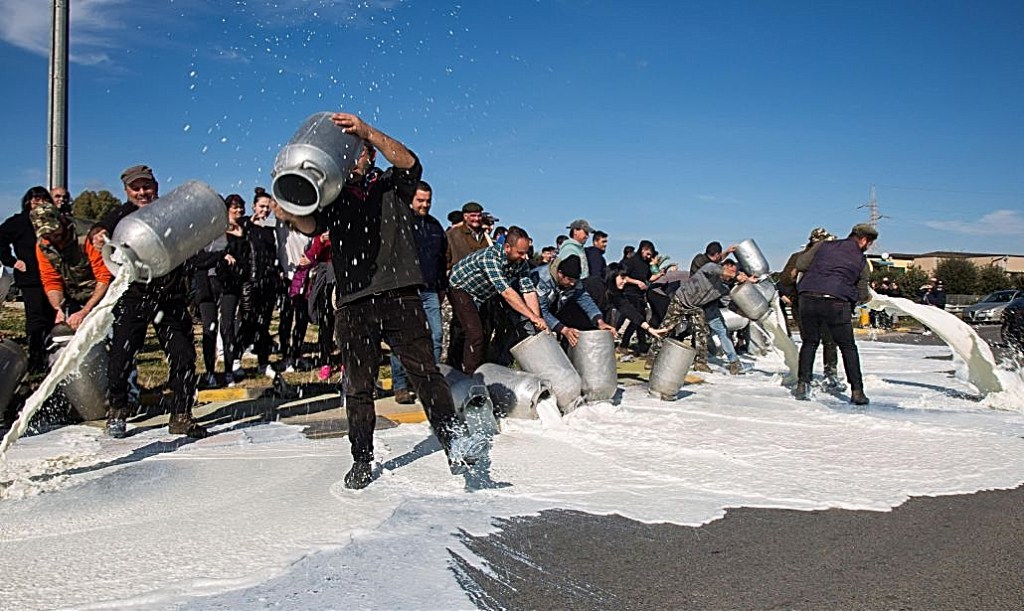 Protesta del Latte: quando l’economia intacca l’Identità di una Terra&nbsp;antica