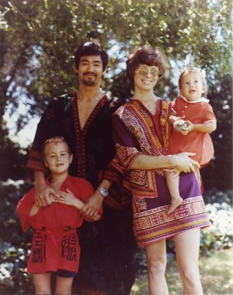 bruce-lee-and-his-family-in-the-late-60s