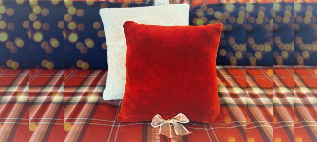 In 4 mosse: trasformare una maglia in una federa per cuscino&nbsp;decorativo